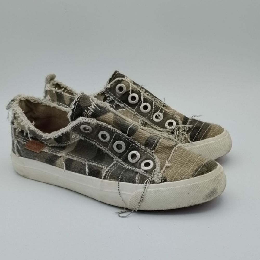 Blowfish Malibu Kids Distressed Canvas Sneakers - Green and Tan Camo Size 2